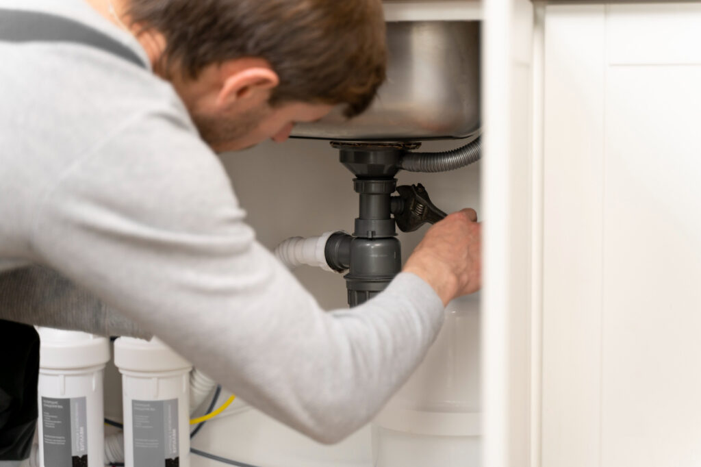 turn off water under kitchen sink